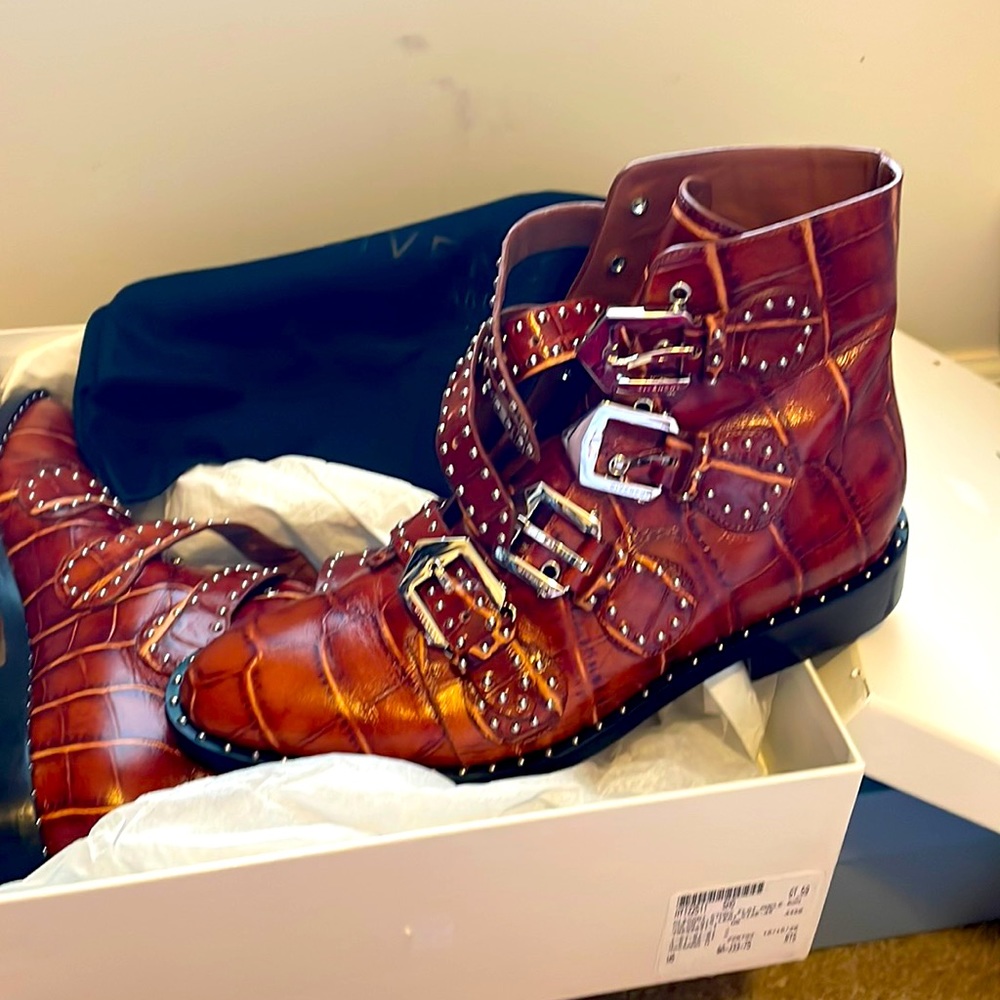Givenchy elegant stud booties size 39